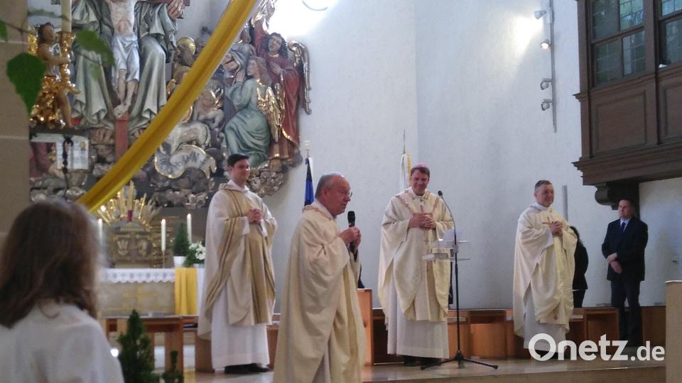 Pfarrer Ludwig Gradl (mit Mikrofon), Kaplan Matthias Strätz (links daneben), Bischof Stefan Oster (rechts daneben) und Regionaldekan Markus Brunner zelebrieren gemeinsam das Pontikfikalamt. Bild: mma