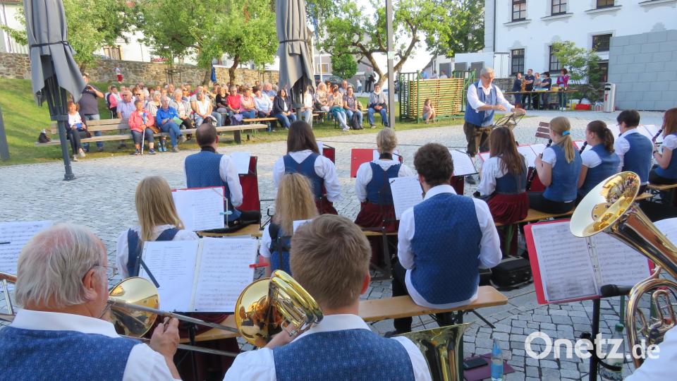 Mit viel Musik beschenken die Musiker der Jugednblaskapelle die etwa 150 Besucher vor dem Vulkanerlebnis. Bild: adj