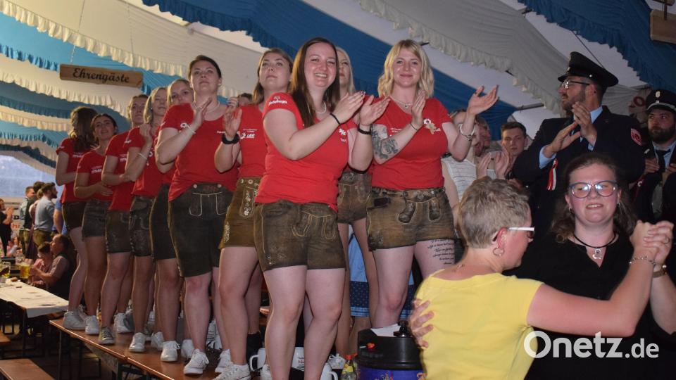 Ausgelassen feierten die Festdamen das Jubelfest ihrer Feuerwehr. Bild: bnr
