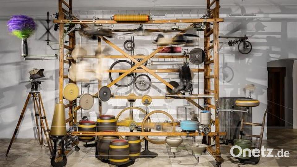 Der Kunstmaschinenerfinder Willi Reiche aus Wachtberg (Rhein-Sieg-Kreis) zeigt eigens für die Ausstellung im Luftmuseum kreierte kinetische Maschinen in den Ausstellungsräumen. Bild: Marcus Rebmann/exb