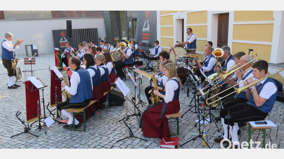 Mit viel Musik beglückt die Jugendblaskapelle die etwa 150 Besucher vor dem Vulkanerlebnis. Bild: adj
