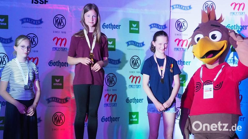 Siegerehrung der Klasse Lichtgewehr U12 mit den 3. Platz von Amelie Müller (Zweiter von rechts) neben „Shooty“, den Maskottchen der Deutschen Schützenjugend. Bild: Schützenjugend Mähring/exb