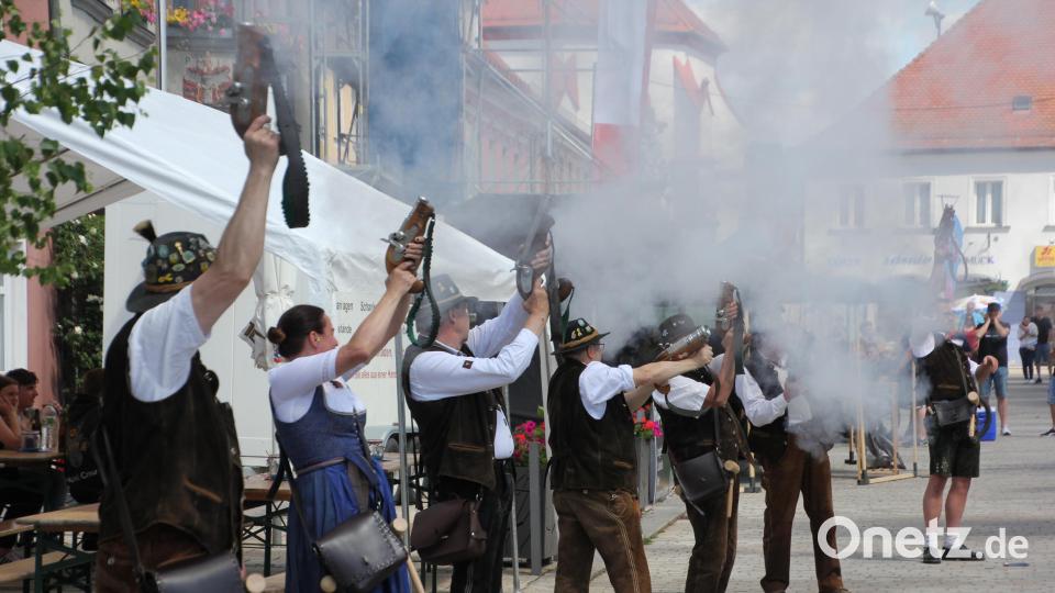 Die Böllerschützen schossen mit dem lautstarken &quot;Bürgerfest-Salut&quot; das Bürgerfest an. Bild: kro