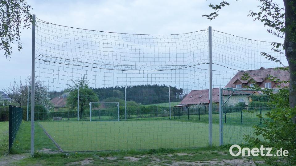 Der Spielplatz erhielt auch ein Kleinfeld mit Kunststoffrasen, auf dem beim Fest ein Fußballturnier ausgetragen wird. Bild: lgc