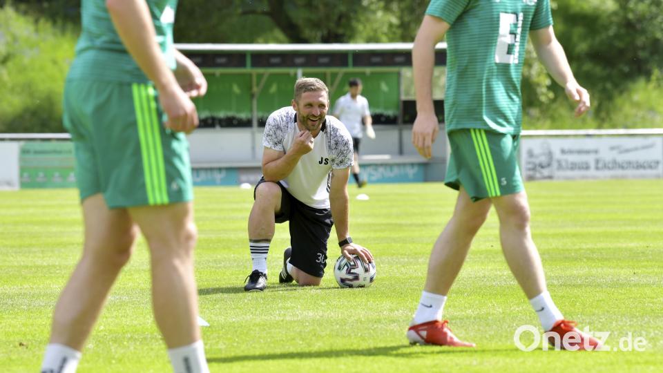 Jürgen Schmid, neuer Trainer der DJK Ammerthal, an seinem ersten Arbeitstag am Samstag beim Trainingsauftakt des Bayernligisten. Bild: Hubert Ziegler