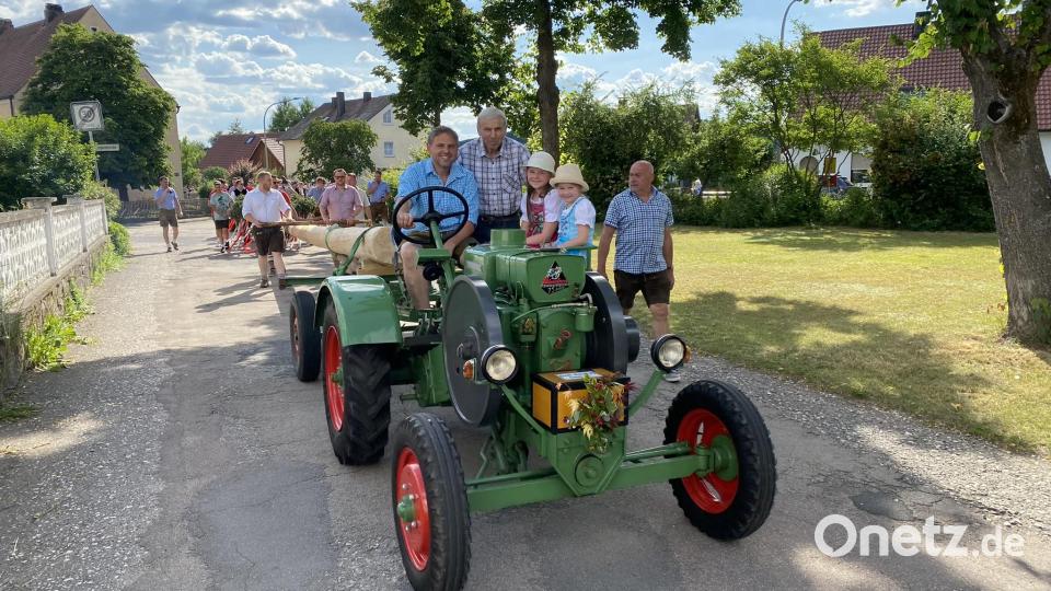 Mit einem historischen Traktor als &quot;Zugpferd&quot; wurde der Kirwabaum am Samstagabend vom Feuerwehrhaus quer durch Diendorf zum Sportheim transportiert. Bild: aub