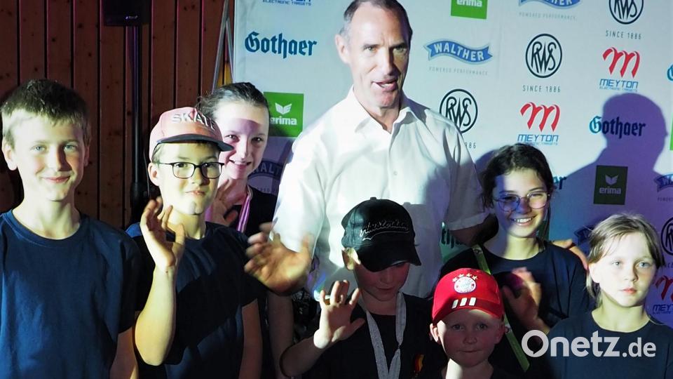 Die erfolgreichem jungen Mähringer Lichtgewehr-Schützen: (vorne, von links) Ben Kaiser, Julian Weidhas, Amelie Müller, Alexander Müller, Anton Müller, Emma Wagner und Finja Preisinger zusammen mit dem mehrmaligen Biathlon Welt- und Europameister sowie Olympiasieger Frank Ulrich (hinten). Bild: Schützenjugend Mähring/exb