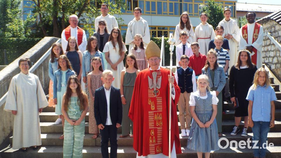 Die zweite Gruppe der Firmung in St. Wolfgang mit Prämonstratenser-Generalabt Thomas Handgrätinger. Bild: e