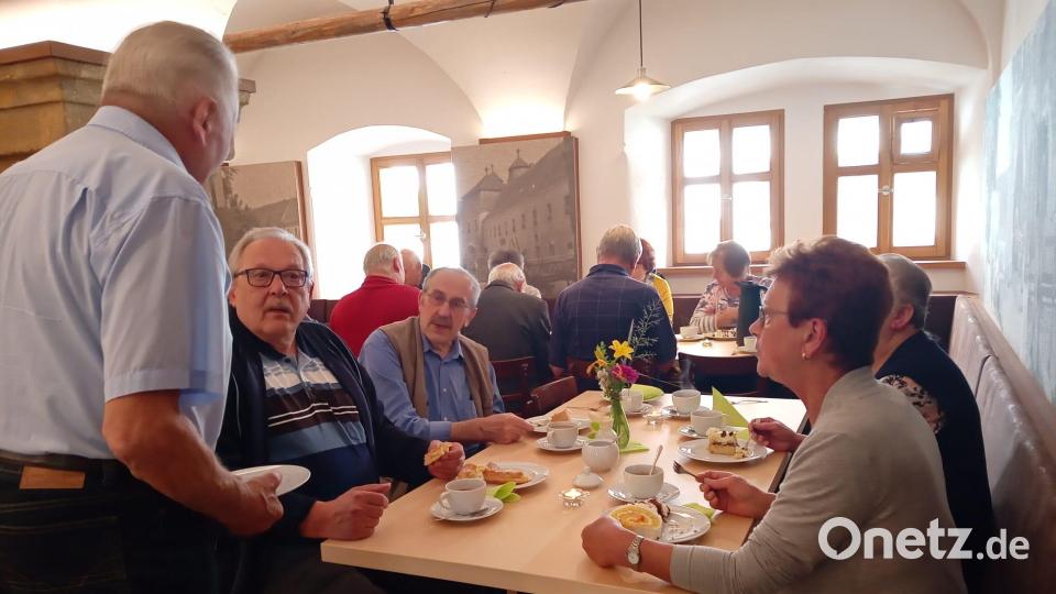 Beim Seniorennachmittag in Speinshart gibt es viel zu erzählen. Bild: Angelika Melchner/exb