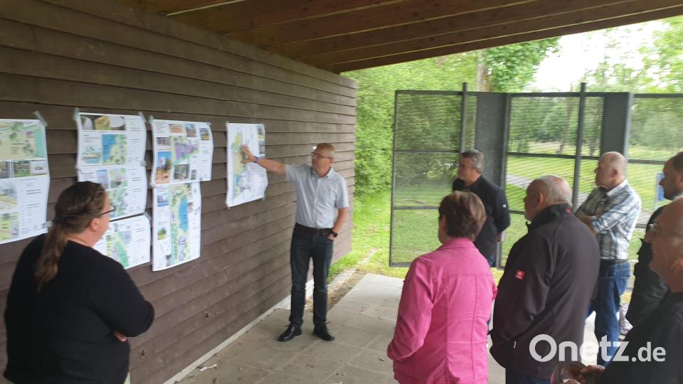 Landschaftsarchtitekt Thomas Blank stellt die Entwurfsplanung für die Verbesserungsmaßnahmen im Kurpark Bürgermeister Reiner Gäbl und den Bauausschussmitgliedern vor Ort vor., Bild: bey
