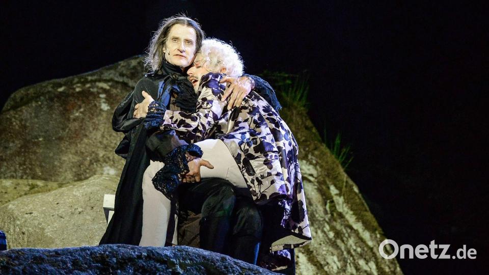 Paul Kaiser (l.) in der Rolle des Salieri und Philipp Moschitz als Mozart glänzten in "Amadeus" bei der Eröffnung der diesjährigen Luisenburg-Festspiele. Bild: Luisenburg-Festspiele/Miedl