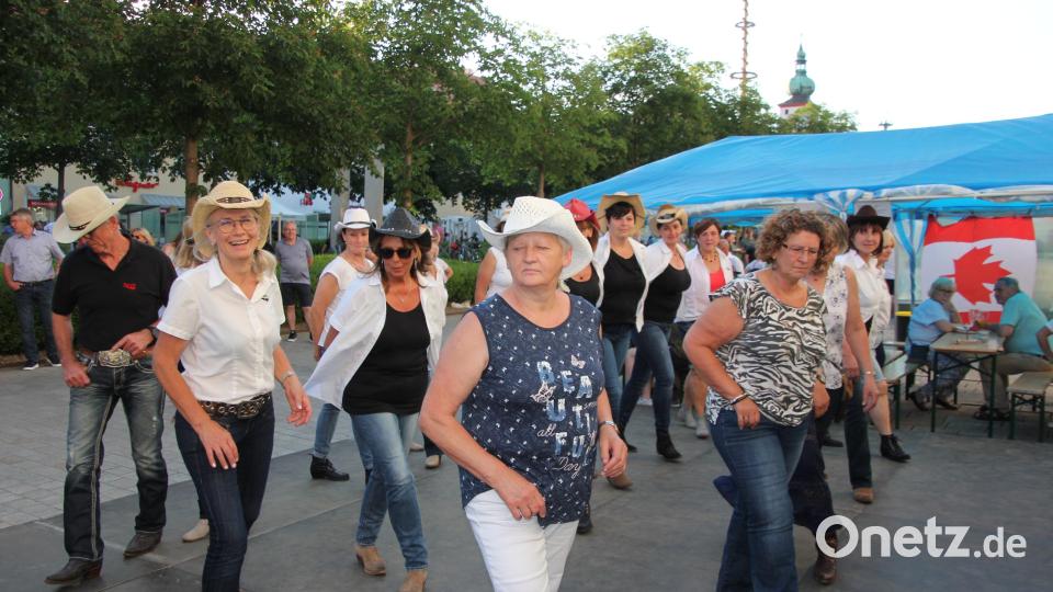 Die Line-Dancer „Spirit of Line Dance“ hatten viele befreundete Gruppen aus der gesamten Oberpfalz und Franken beim Bürgerfest zu Gast. Bild: kro