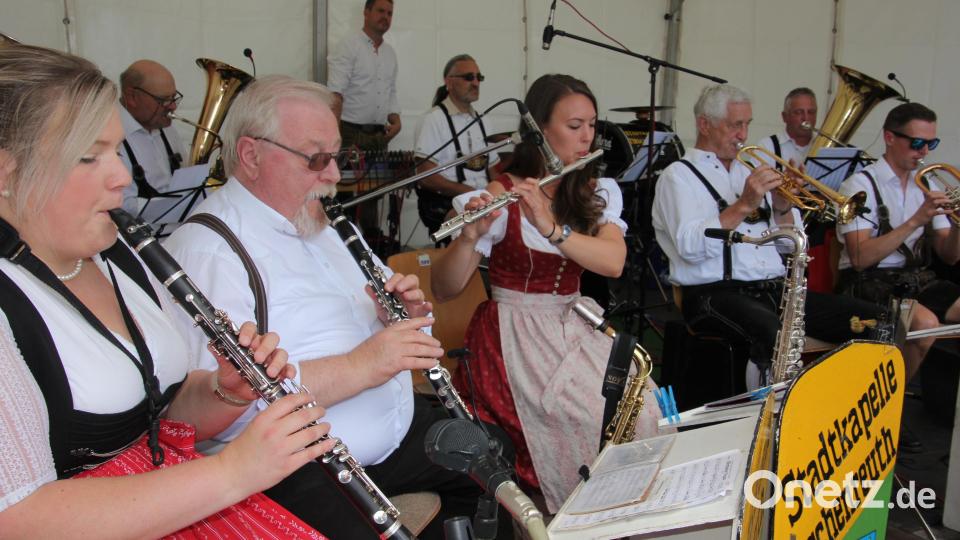 Bayerische und böhmische Blasmusik gab es am Nachmittag von der Tirschenreuther Stadtkapelle. Bild: kro
