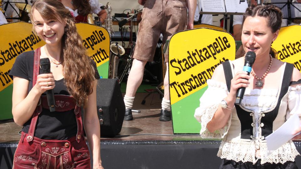 Charmante Moderatorinnen: Christina Trenner (links) und Janka Hannemann-Mathes. Bild: kro