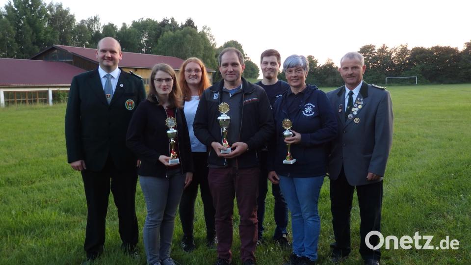 Florian Greil (links), Vertreter des Stiftlandgaus, und Schützenmeister Josef Schedl (rechts) gratulierten den Vereinsmeistern und Siegern des Pokalschießens Cornelia Schedl, Lena Schedl, Thomas Schedl, Matthias Schedl und Monika Schedl (von links). Bild: Schützenverein Edelweiß/exb