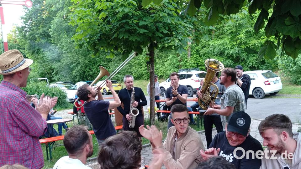 Die Münchner Band „Monobo Son“ verließ gerne die Bühne und spielte erfrischend in Mitten der Besucher. Bild: fpoz