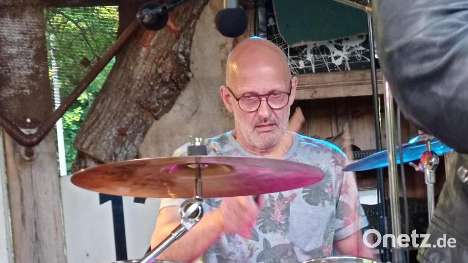 Wolfgang Mages am Schlagzeug gibt auch bei den „Rockzibbeln“ den Takt vor. Bild: fpoz