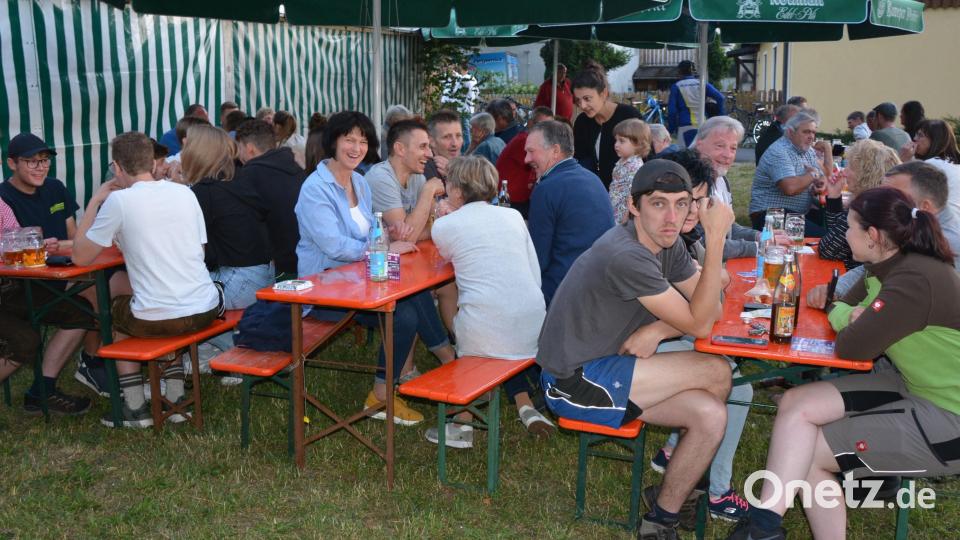 Viel los war am Wochenende beim Dorffest in Groschlattengrün. Am Samstagabend sorgte das Trio „Effi und Konsorten“ für Stimmung. Bild: jr
