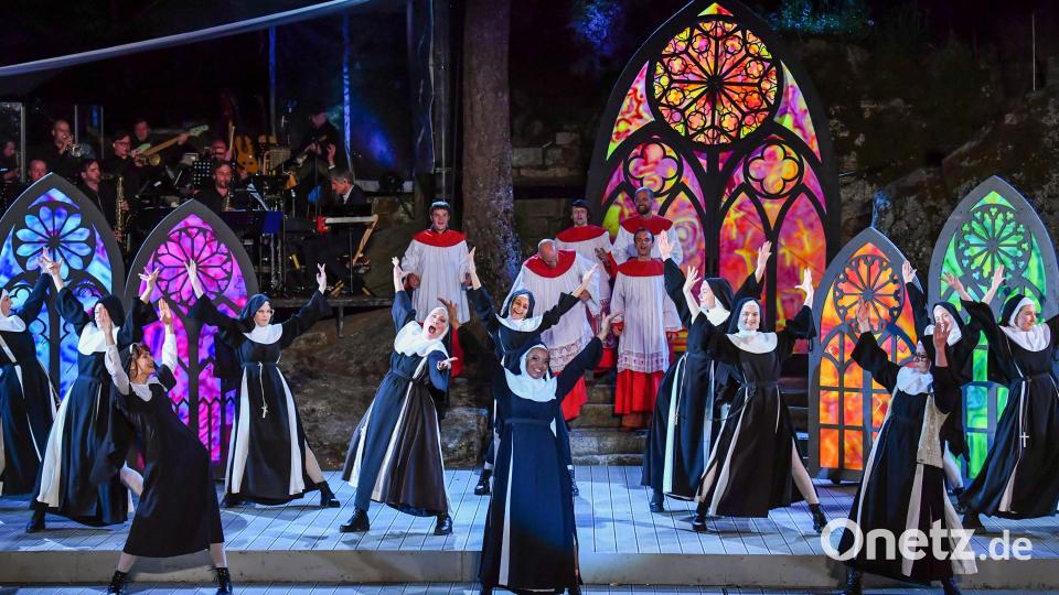 Das Erfolgsmusical &quot;Sister Act&quot; feierte am Samstag Premiere bei den Luisenburg-Festspielen: Musicalstar Zodwa Selele (Mitte) überzeugte in der Rolle der Deloris van Cartier, die sie bereits bei der deutschen Erstaufführung in Hamburg (und noch gut 1000 Mal danach) gesungen hatte. Bild: Florian Miedl/Luisenburg-Festspiele
