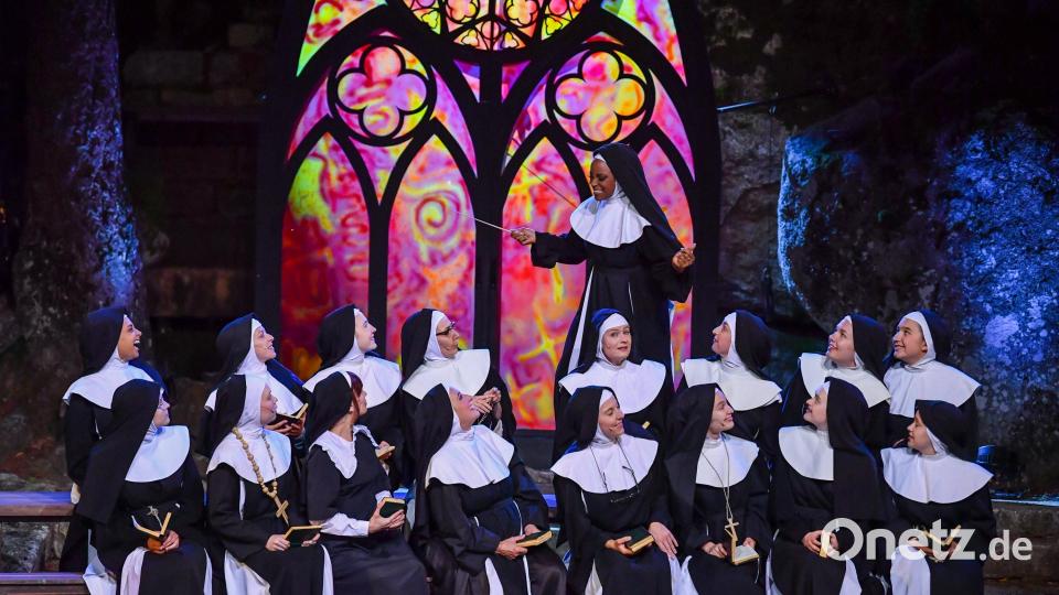 Das Erfolgsmusical &quot;Sister Act&quot; feierte am Samstag Premiere bei den Luisenburg-Festspielen: Musicalstar Zodwa Selele (stehend) überzeugte in der Rolle der Deloris van Cartier, die sie bereits bei der deutschen Erstaufführung in Hamburg (und noch gut 1000 Mal danach) gesungen hatte. Bild: Florian Miedl/Luisenburg-Festspiele