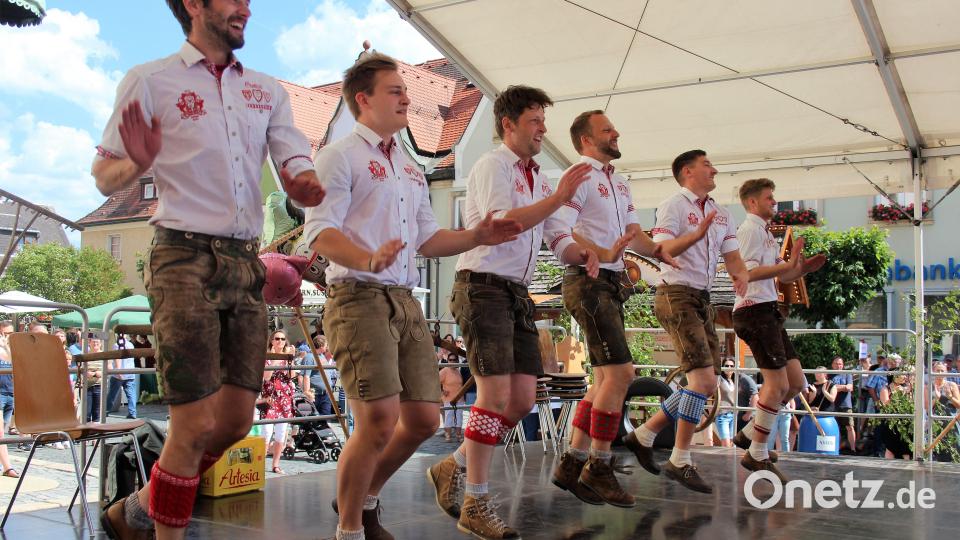 Richtig fetzig wurde es auf der Showbühne beim Auftritt des &quot;Neidaffer Plattlclubs&quot;. Bild: stg