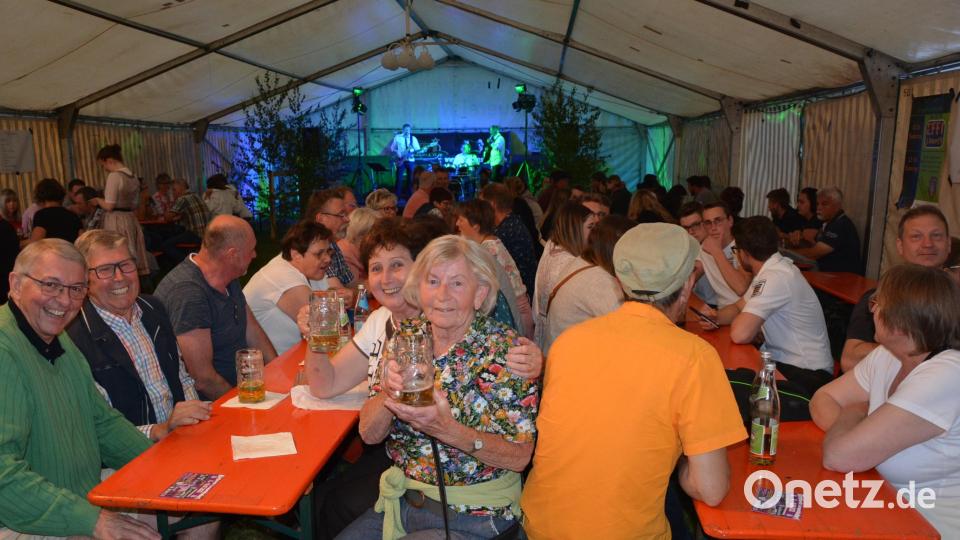 Viel los war am Wochenende beim Dorffest in Groschlattengrün. Am Samstagabend sorgte das Trio „Effi und Konsorten“ für Stimmung im Festzelt. Bild: jr