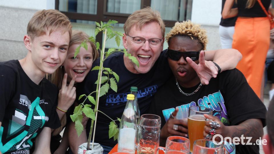 Der Verkaufsstand der Pfadfinder war vor allem bei den Jugendlichen sehr beliebt, begleitet von lauter Party-Musik gab es an dieser Bude auch Schnäpse. Bild: kro