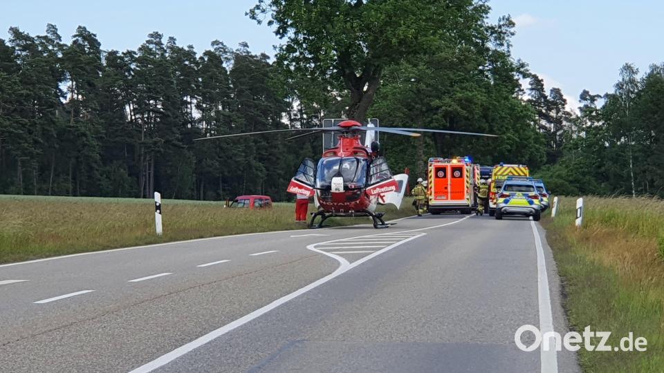 Auf der ST2167 bei Tirschenreuth kam es am Montagnachmittag zu einem schweren Verkehrsunfall. Bild: kaz