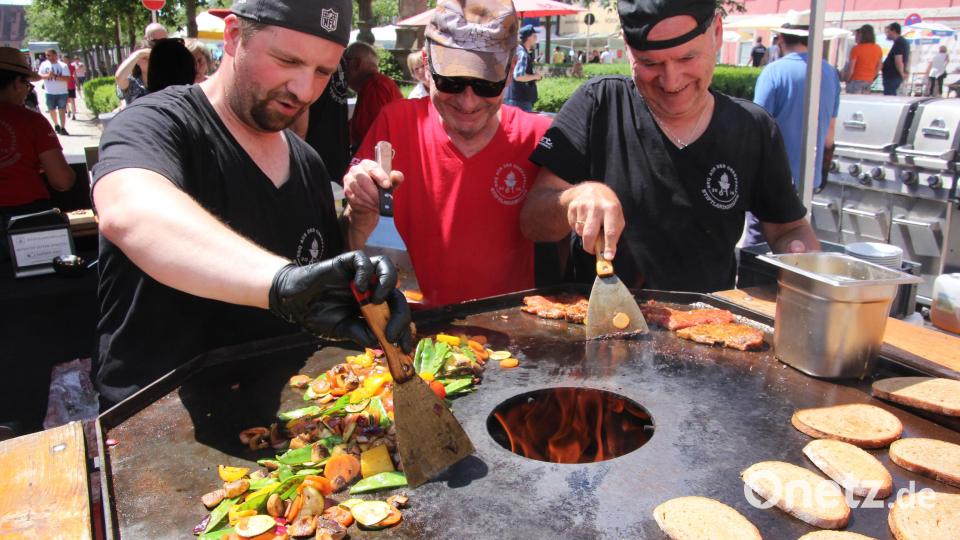 Egal ob Steaks, Bratwürste, Grillgemüse oder Schwammer-Brühe: „Alles aus“, hieß es am Abend auch bei den Stiftlandgrillern. Bild: kro