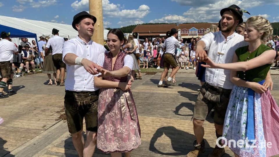 Insgesamt 14 Paare tanzten um den Kirwabaum - einige Mädels und Jungs waren das erste Mal dabei. Bild: aub