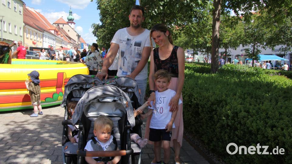 Familie Sommer aus Floß mit ihren Drillingen und Sohn Etienne beim Bürgerfest-Rundgang. Bild: kro
