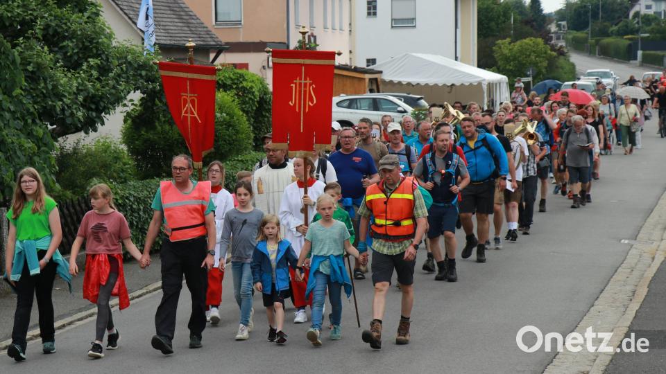 Die Wallfahrer bei ihrer Ankunft in Sorghof. Bild: Ertl, Willi