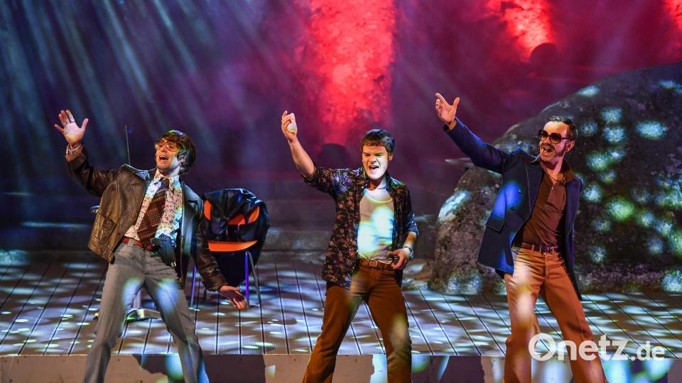 Heimliche Stars der Inszenierung sind die tumben Ganoven (von links) Maurice Daniel Ernst als TJ, Tom Schimon als Joe sowie Marco Fahrland-Jadue als Pablo. Bild: Florian Miedl/Luisenburg-Festspiele