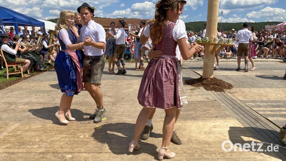 Die Musikanten geben den Takt vor - da heißt es Schritt halten. Bild: aub