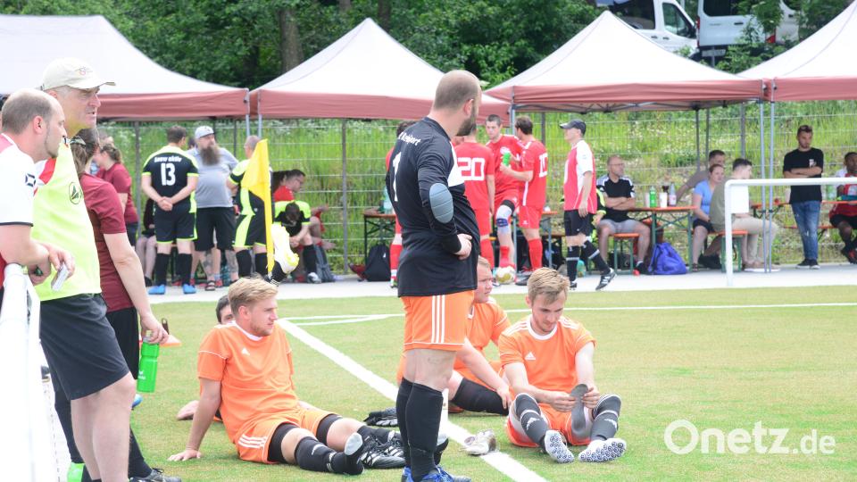 Bei hochsommerlichen Temperaturen tut jede Pause den Spielern gut. So können als Nebeneffekt auch die Begegnungen der anderen Mannschaften beobachtet werden. Bild: bey