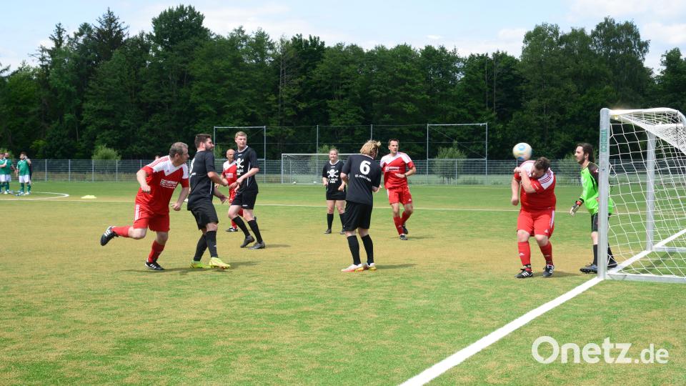 Der Spieler neben dem Torhüter macht sich klein; der Ball fliegt ungehindert ins Tor: eine der vielen spannenden Szenen beim Spiel Paulizeirevier gegen Alte Herren Irchenrieth. Das 1:0 für Irchenrieth war gleichzeitig der Endstand. Bild: bey
