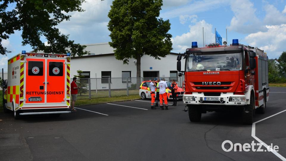 Wegen einer starken Rauchentwicklung an einer Anlage auf dem Schott-Gelände an der Schulgartenstraße in Mitterteich waren am Montagvormittag Einsatzkräfte von Feuerwehr und Rettungsdienst alarmiert worden. Bild: jr