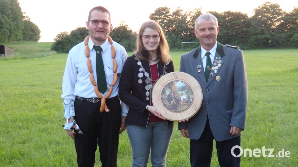 Die neue Schützenkönigin heißt Cornelia Schedl (Mitte), sie löst Alois Seitz ab. Schützenmeister Josef Schedl (rechts) gratulierte. Bild: Schützenverein Edelweiß/exb