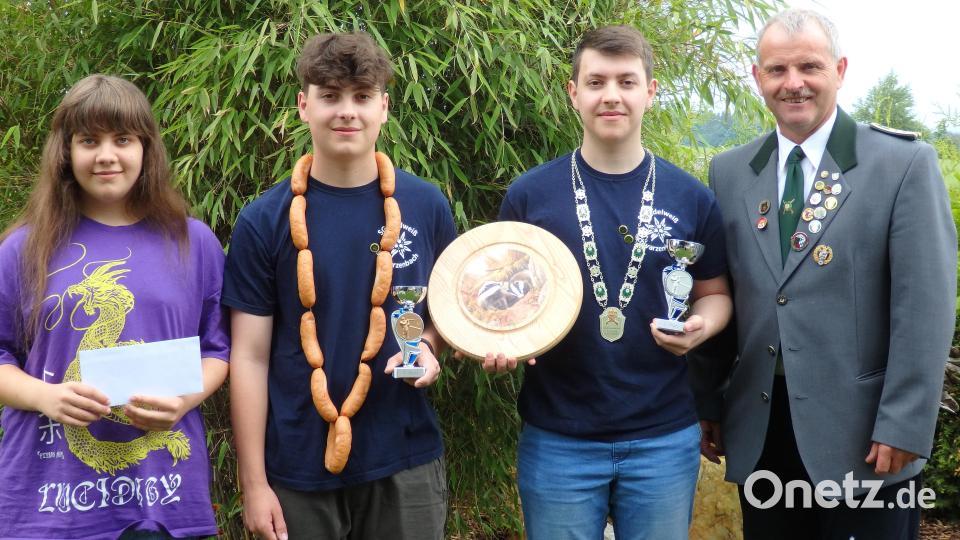 Jugendschützenkönig wurde Jason Zölch (Zweiter von rechts). Er löste seinen Bruder Justin (Zweiter von links) ab. Jugend-Vizekönigin wurde Tanisha Zölch (links). Bild: Schützenverein Edelweiß/exb