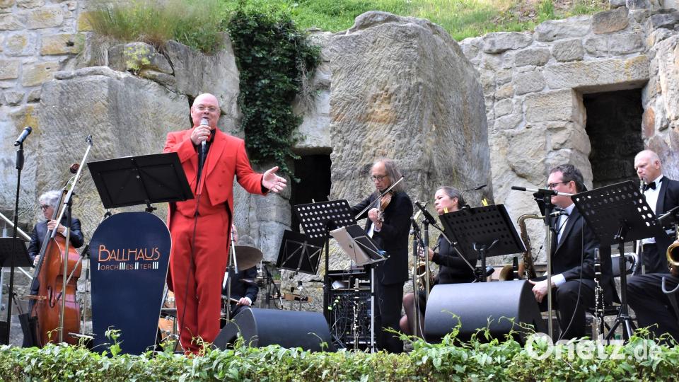 Das Ballhausorchester und Peter Wittmann versprühen Flair der goldenen 1920er auf den Schönberg. Bild: rgr