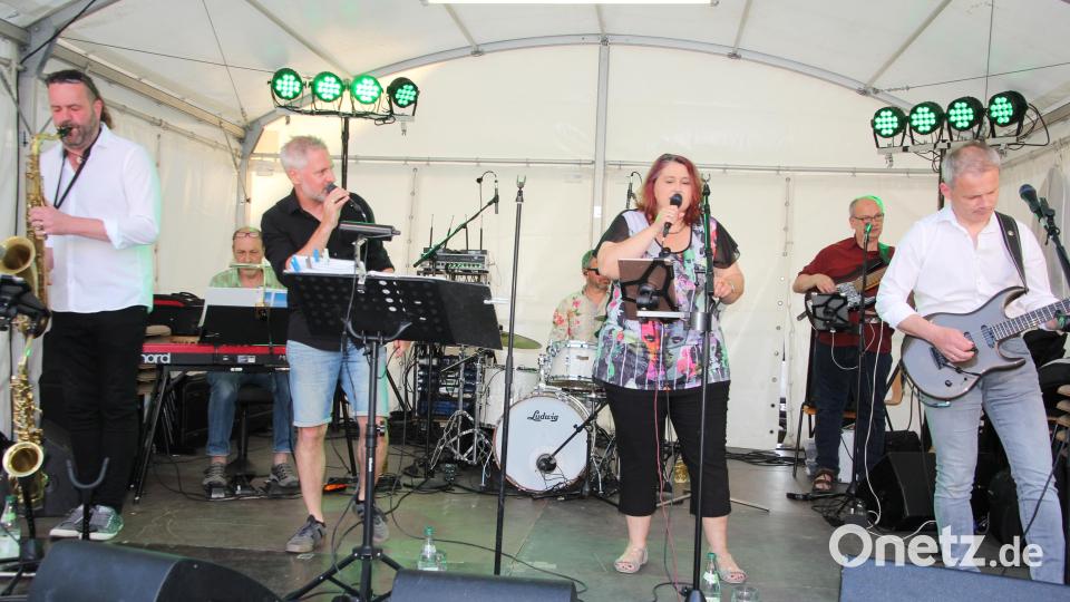 Mit Soul, Jazz, Rock und Pop sorgte die &quot;King-Size-Combo&quot; dafür, dass am Abend vor der Bühne ausgiebig getanzt wurde. Bild: kro