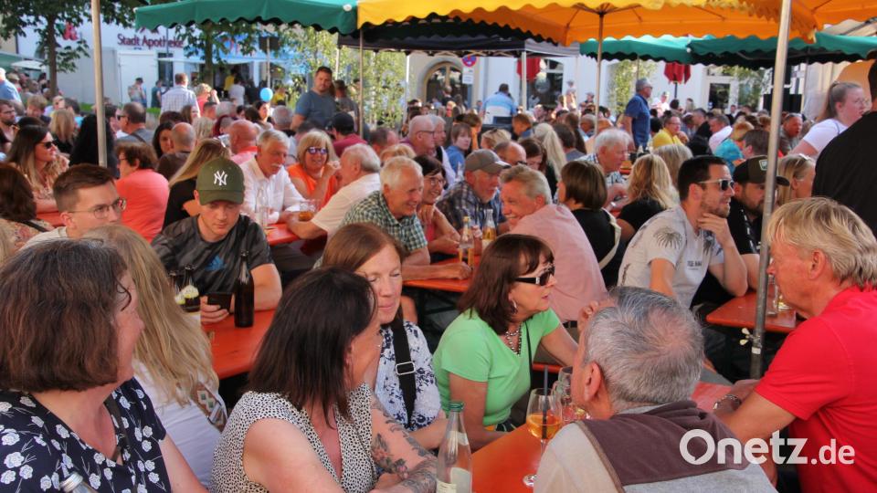 Deutlich mehr Besucher als vor Corona strömten zum Tirschenreuther Bürgerfest. Ab 11 Uhr war der Maximilianplatz den ganzen Tag über voll. Bild: kro