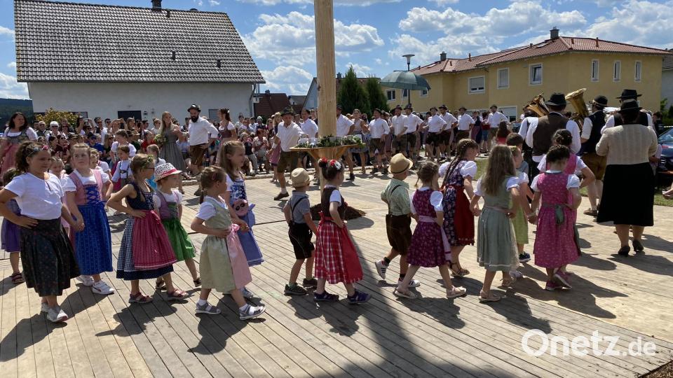 Fesch waren sie alle - die großen und die kleinen Kirwaleit beim Einzug auf die Tanzfläche. Bild: aub