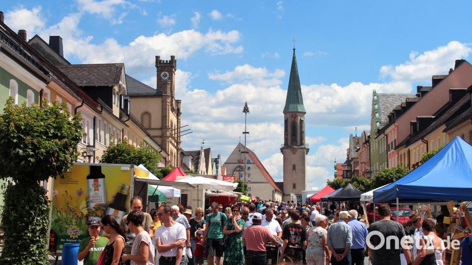 Es waren tatsächlich Tausende, die am Sonntag den Kemnather Stadtplatz beim Bauernmarkt bevölkerten. Bild: stg
