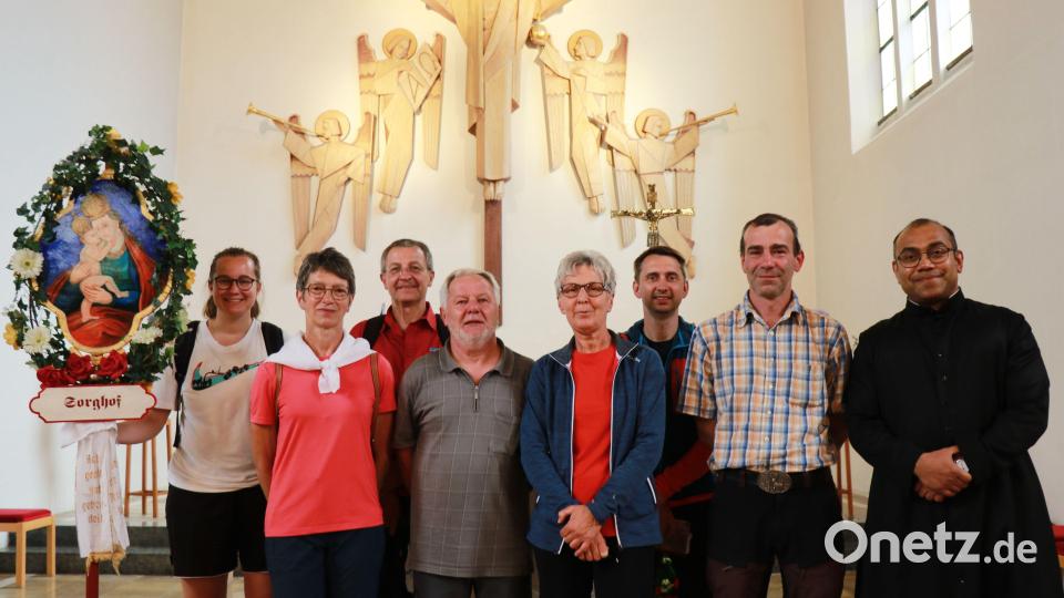 Die geehrten Gößweinstein-Wallfahrer aus der Expositur Sorghof (von links): Bildträgerin Christina Kergl, Christine Krause, Helmut Schwindl, Vorbeter Otto Sertl, Patricia Wywiol, Pilgerleiter Manuel Plößner, Matthias Hermann und Pater Jimmy Joseph. Bild: Ertl, Willi