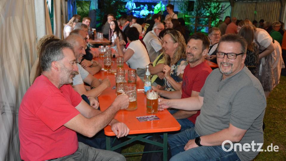 Viel los war am Wochenende beim Dorffest in Groschlattengrün. Am Samstagabend sorgte das Trio „Effi und Konsorten“ für Stimmung im Festzelt. Bild: jr