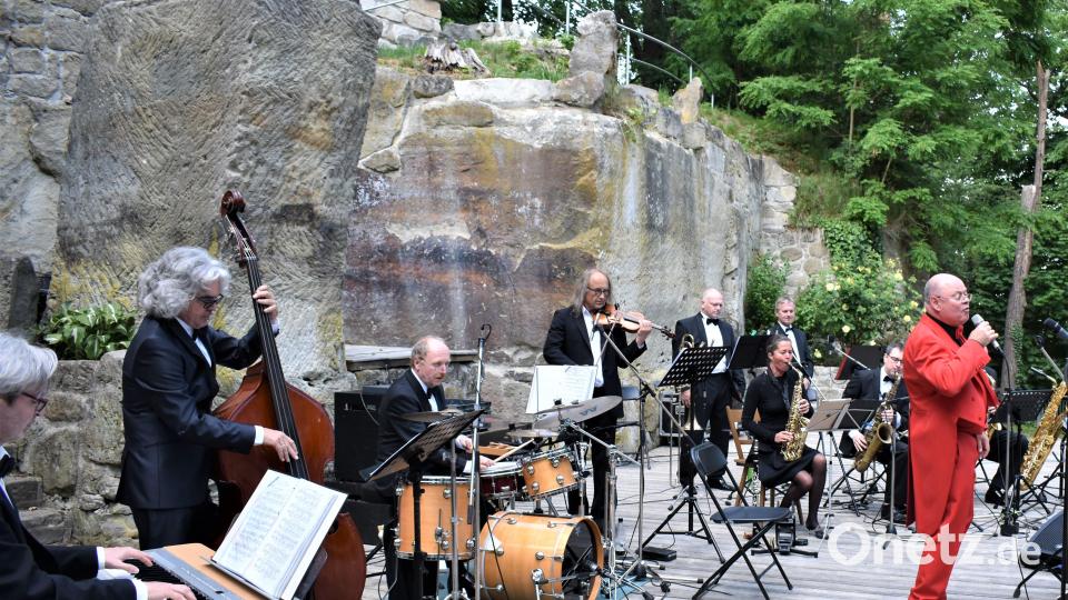 Das Ballhausorchester und Peter Wittmann versprühen Flair der goldenen 1920er auf den Schönberg. Bild: rgr