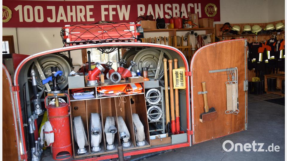 Ein Stück Feuerwehrgeschichte in Ransbach: Von 1960 bis 2020 ist die Ransbacher Feuerwehr mit diesem Löschanhänger zu Einsätzen gefahren. Er ist jetzt in Berghausen untergebracht. Bild: bö