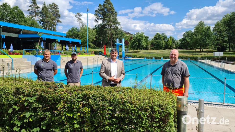 Bürgermeister Edgar Knobloch (Zweiter von rechts) und das Team des Waldbads Betriebsleiter Stephan Potröck, die Rettungsschwimmer Stefan Danhauser und René Wächter sind bereit für die neue Saison. Bild: sne