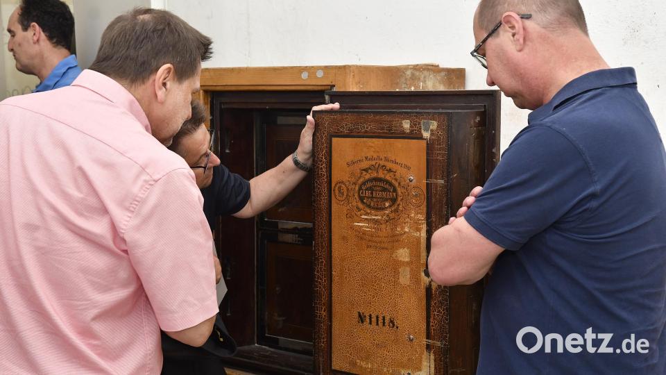Relikte vergangener Zeiten bringen die Stadträte und Verwaltungsmitarbeiter beim Rundgang zum Staunen: Hier ein wohl über 100 Jahre alter Stahltresor der Bahn von der Nürnberger "Geldschrankfabrik Carl Herman". Bild: Petra Hartl